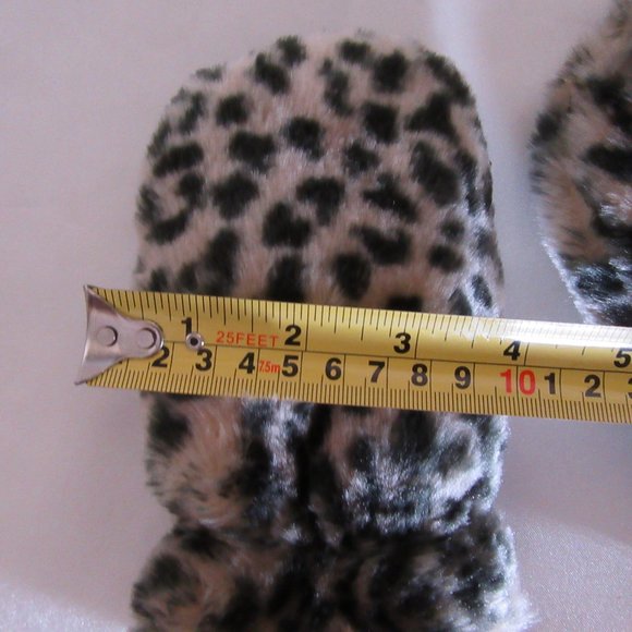 Nice Fuzzy mittens Small Child Leopard Pattern - Picture 7 of 7